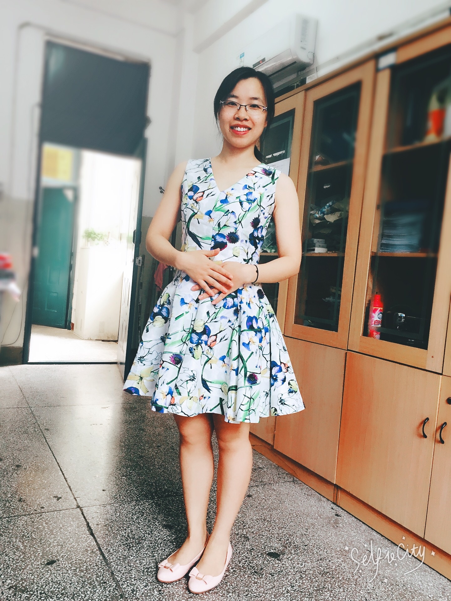 QnEH_1679569107607088472.jpg 王灵老师.jpg